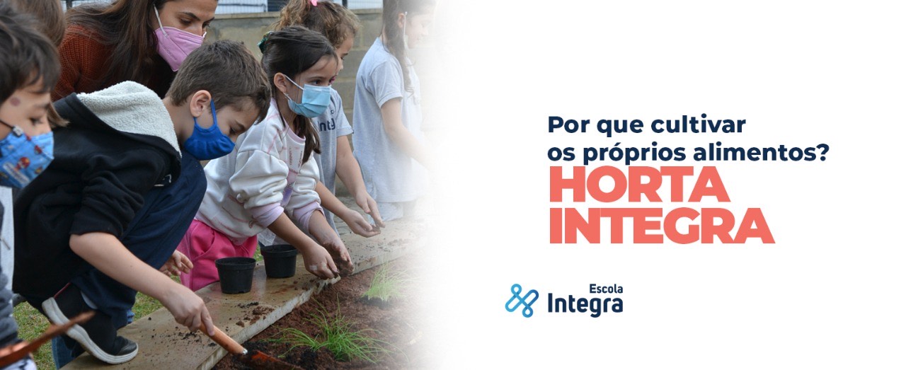 crianças plantando na Horta INTEGRA
